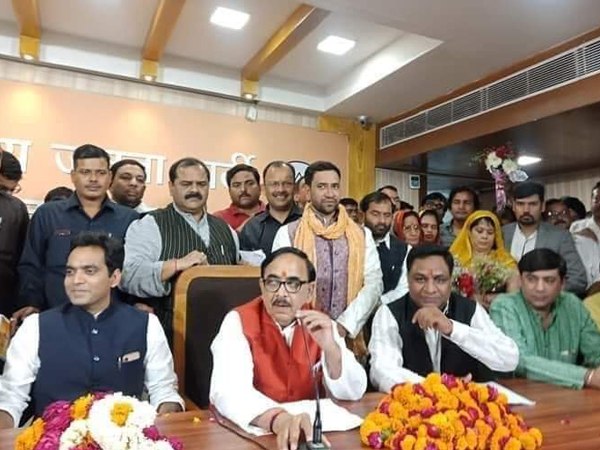 निरहुआ के लाखों दीवाने, बीजेपी दफ्तर में एक कुर्सी तक नसीब नहीं हुई