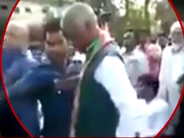 बीजेपी नेता को पकड़कर लोगों ने कराया शांत बीजेपी नेता को पकड़कर लोगों ने कराया शांत