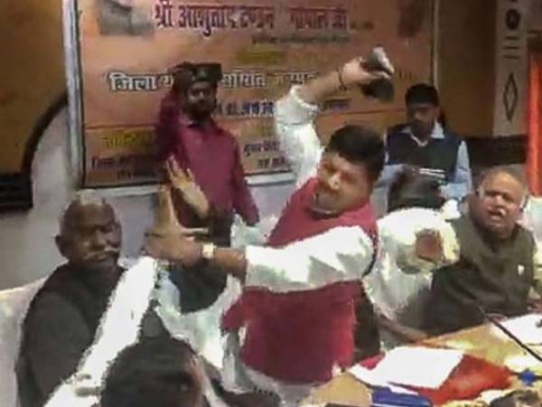 बीच सभा में जमकर चले जूते बीच सभा में जमकर चले जूते
