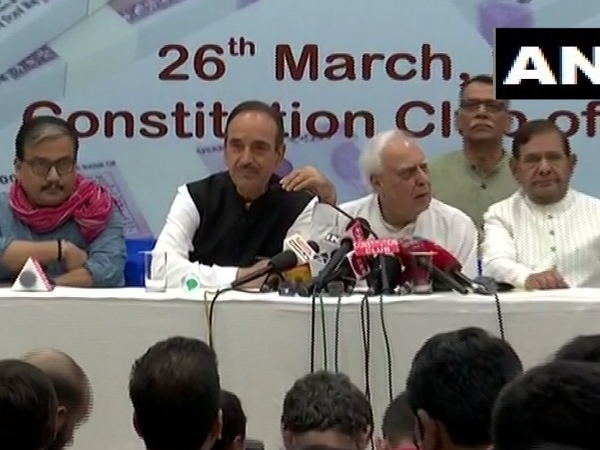 चौकीदारों ने देश के साथ गद्दारी की है 