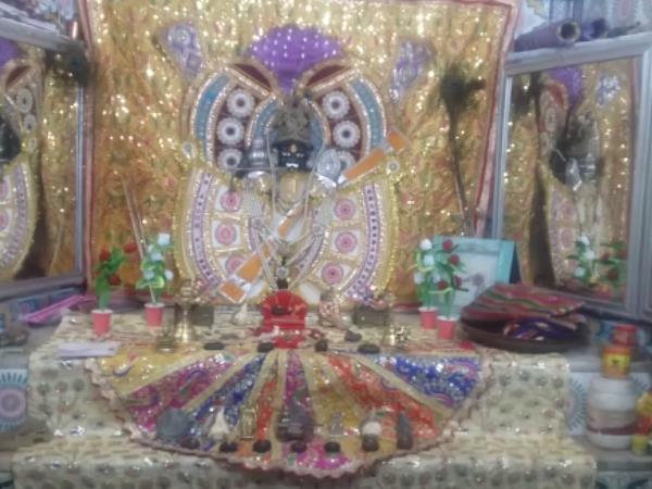 सामूहिक रूप से नृत्य करते हुए आते हैं होली चौक