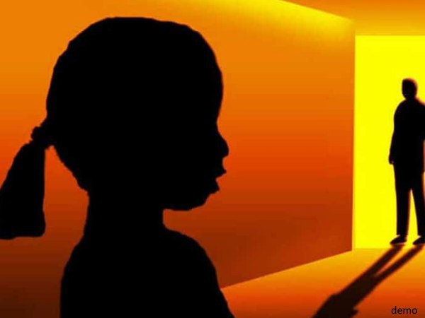 आंगनबाड़ी केंद्र में पढ़ती है बालिका आंगनबाड़ी केंद्र में पढ़ती है बालिका