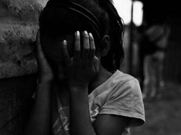 बच्ची के कपड़े में लगा था खून