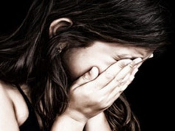 बच्ची का मुंह दबाकर घसीट ले गया युवक