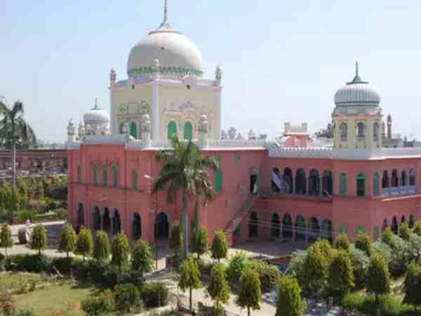 'पार्टी उठाती है दारुल उलूम का फायदा'