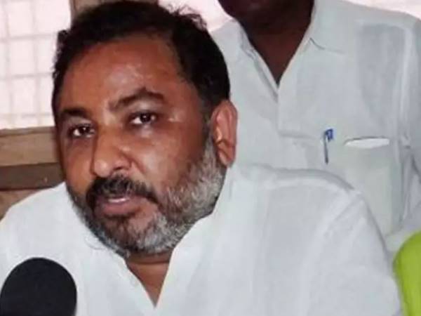 लोकनिर्माण विभाग के भवन में कर रहे थे बैठक