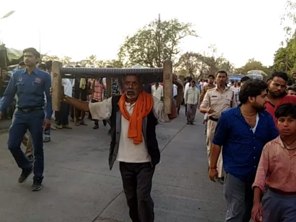 पुलिस ने कंपाउंडर के खिलाफ दर्ज की रिपोर्ट पुलिस ने कंपाउंडर के खिलाफ दर्ज की रिपोर्ट