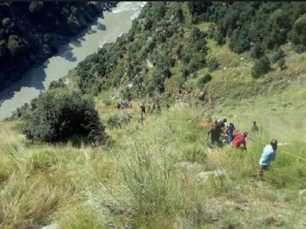 'चट्टान के नीचे रहा और पास के झरने का पानी पिया'