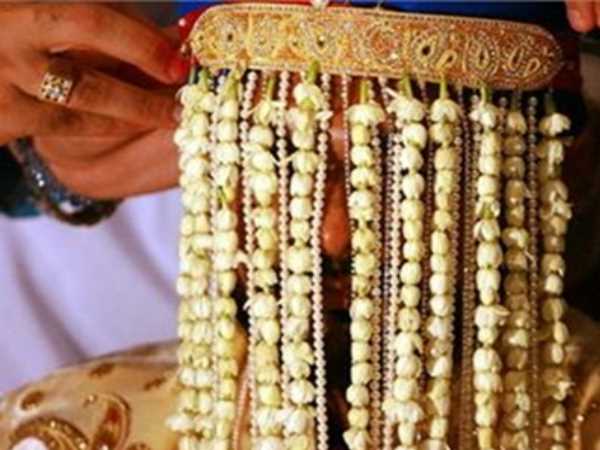 शादी में सेहरे से ढक रखा था सिर