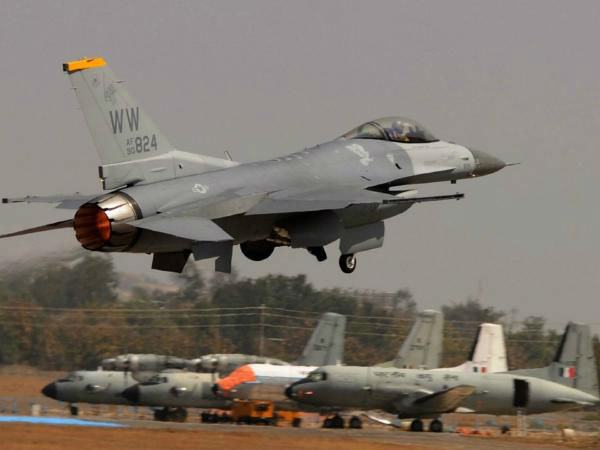 कश्मीर में दाखिल हुए पाक के जेट्स कश्मीर में दाखिल हुए पाक के जेट्स