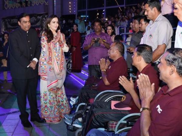 अनाथ बच्चों के साथ भी मनाई परिवार की खुशी अनाथ बच्चों के साथ भी मनाई परिवार की खुशी