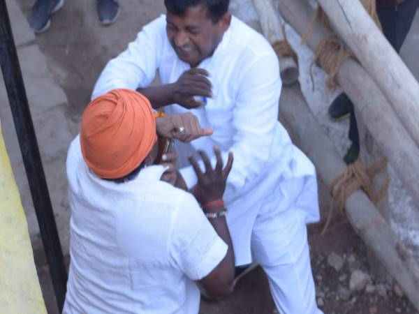 आपस में भिड़े भाजपा-कांग्रेस कार्यकर्ता