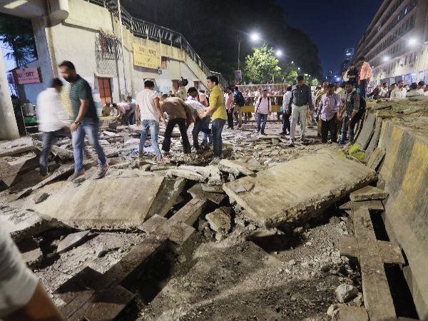 फुट ओवर ब्रिज हादसे में 6 लोगों की मौत