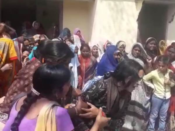 सभी होली मनाने आए थे गांव