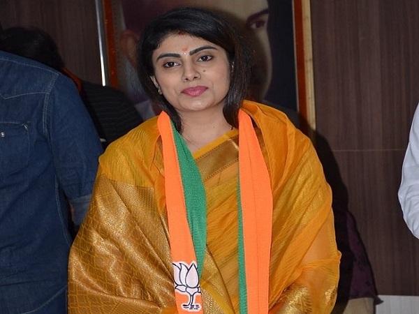 क्रिकेटर रविन्द्र जडेजा की पत्नी रीवाबा जडेजा शीर्ष चेहरों में क्रिकेटर रविन्द्र जडेजा की पत्नी रीवाबा जडेजा शीर्ष चेहरों में