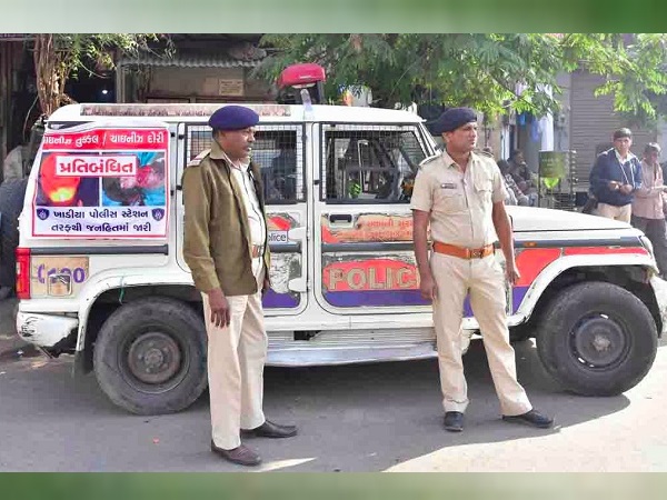 A trafficker run away with 28.50 lakh rupees from gujarat A trafficker run away with 28.50 lakh rupees from gujarat