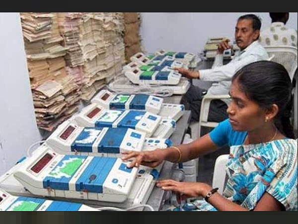 gujarat, election commission of india, lok sabha elections 2019, cashless treatment, गुजरात, भारत का चुनाव आयोग, लोक सभा चुनाव 2019, कैशलेस उपचार
