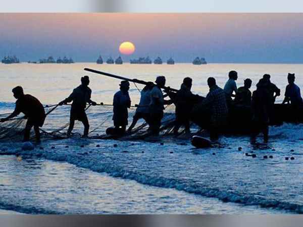 Pakistan Marine Security attacked on the Indian boats near Jakhau, Indian coast guard respond them Pakistan Marine Security attacked on the Indian boats near Jakhau, Indian coast guard respond them