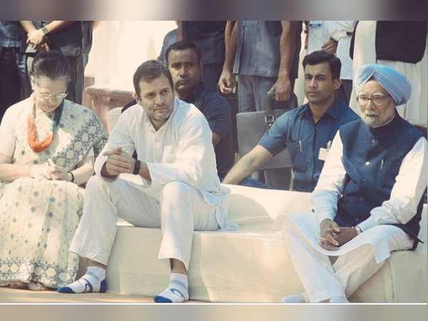 पहली पंक्ति के बजाए अल्पेश ठाकोर के साथ बैठीं प्रियंका