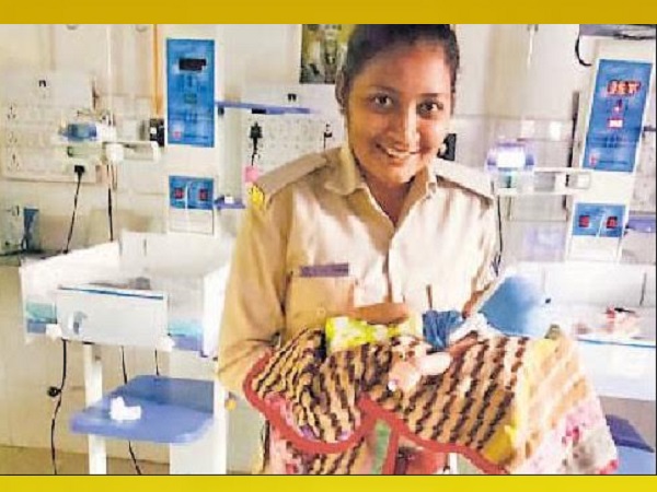 Innocent child left by her mother, this female PSI care as a mother Innocent child left by her mother, this female PSI care as a mother