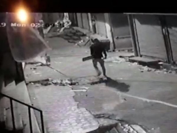 गुलाब मार्केट में चौकीदारी करता था गुलाब मार्केट में चौकीदारी करता था