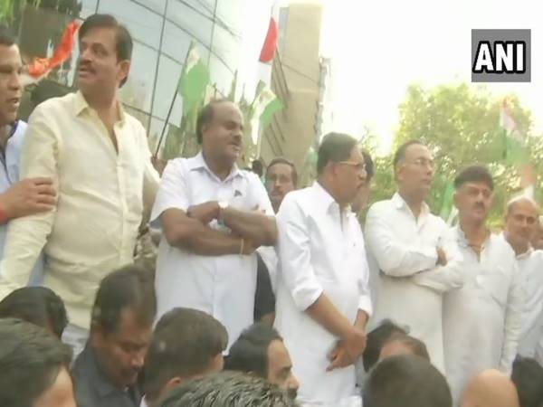 धरने पर बैठे सीएम कुमारस्वामी