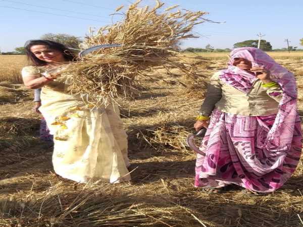 महिलाओं के साथ खेतों में काम किया