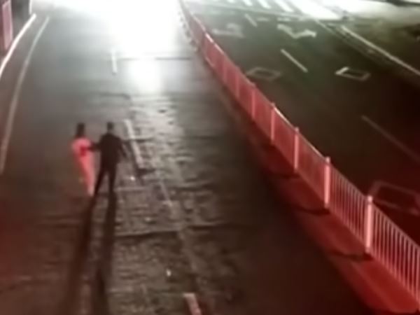 सड़क के बीच जा खड़ा हुआ शख्स