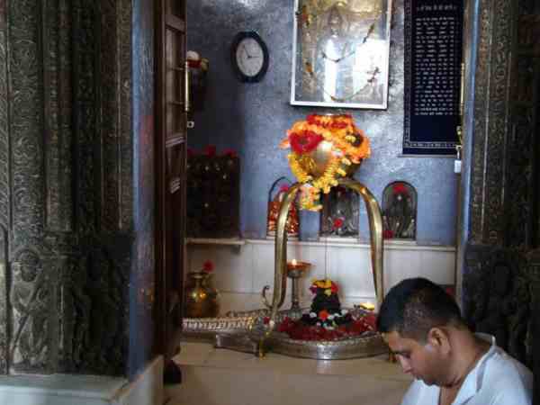 बैजनाथ शिव मंदिर में भक्तों का तांता बैजनाथ शिव मंदिर में भक्तों का तांता