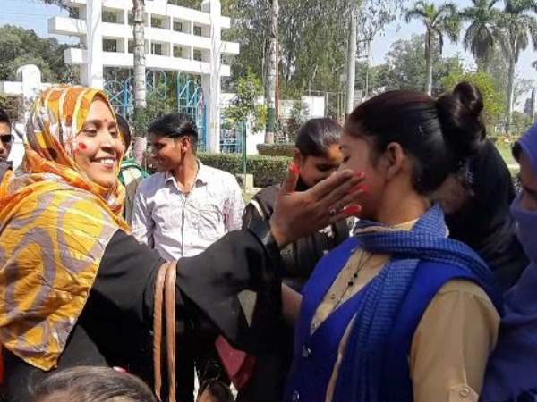 एक-दूसरे को गले लगाकर दी मुबारकबाद