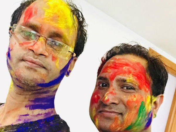 होली की मस्ती में डूबे लोग 