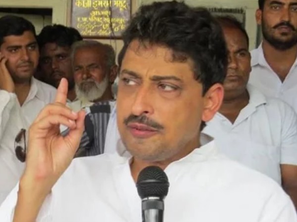 आठ मुकदमें हैं दर्ज