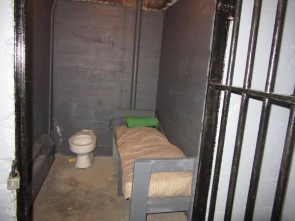 सेल की क्षमता एक कैदी की लेकिन रहते हैं दो