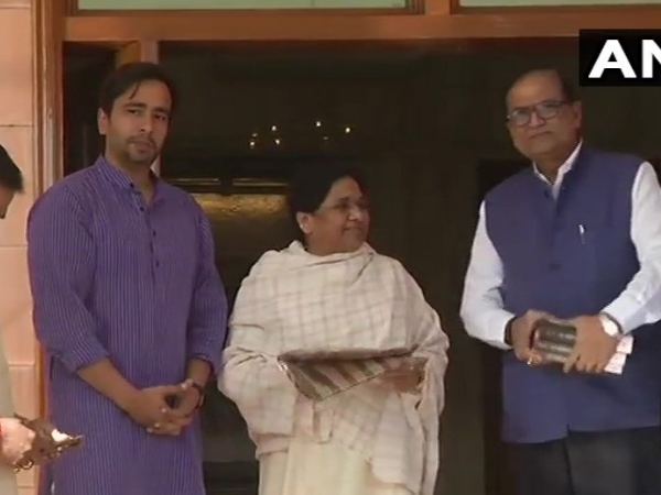 जयंत ने मायावती को श़ॉल और किताबें भेंट कीं जयंत ने मायावती को श़ॉल और किताबें भेंट कीं