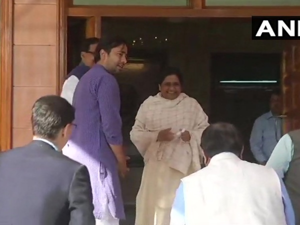 मुलायम सिंह के लिए मैनपुरी आकर जनता से वोट मांगेंगी मायावती मुलायम सिंह के लिए मैनपुरी आकर जनता से वोट मांगेंगी मायावती