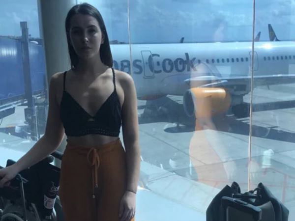 एमिली को फ्लाइट से बाहर करने को जमा हो गया स्टाफ एमिली को फ्लाइट से बाहर करने को जमा हो गया स्टाफ