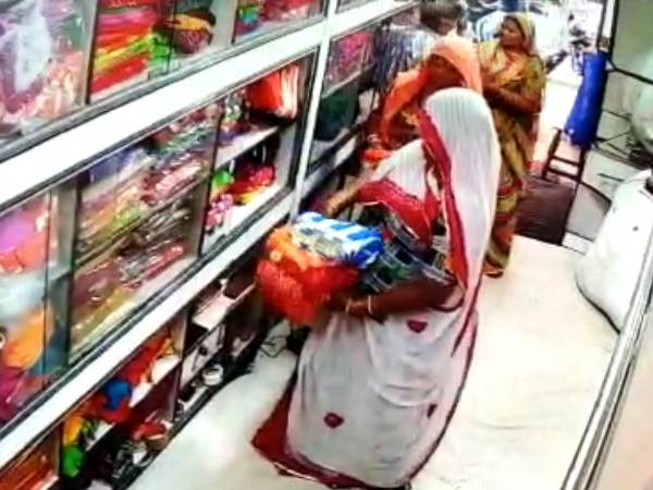 Cctv Footage of Saree Theft from showroom by three women