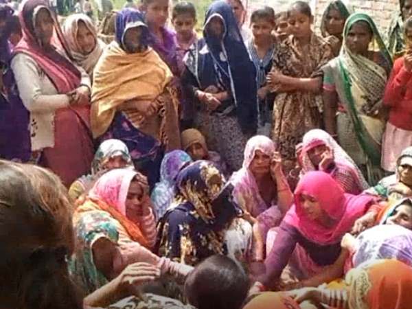 कन्नौज: टूटे पड़े हाईटेंशन लाइन की चपेट में आया 7 साल का मासूम, मौके पर ही तोड़ा दम कन्नौज: टूटे पड़े हाईटेंशन लाइन की चपेट में आया 7 साल का मासूम, मौके पर ही तोड़ा दम