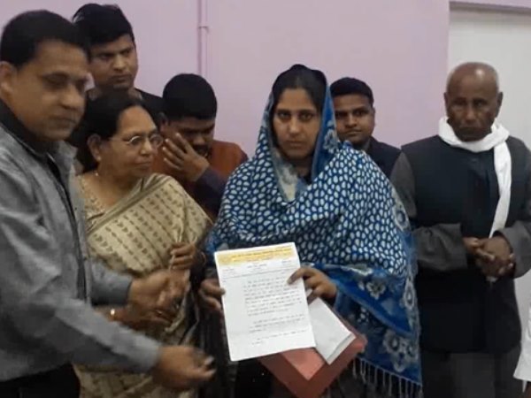 pulwama martyr pradeep yadav wife get emotional after get help from district administration