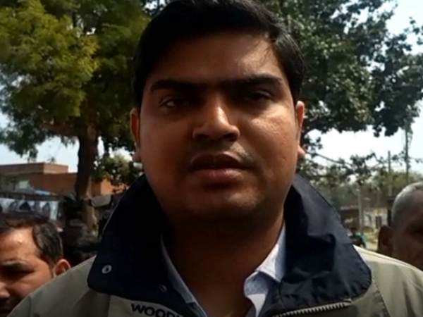 कन्नौज: टूटे पड़े हाईटेंशन लाइन की चपेट में आया 7 साल का मासूम, मौके पर ही तोड़ा दम कन्नौज: टूटे पड़े हाईटेंशन लाइन की चपेट में आया 7 साल का मासूम, मौके पर ही तोड़ा दम