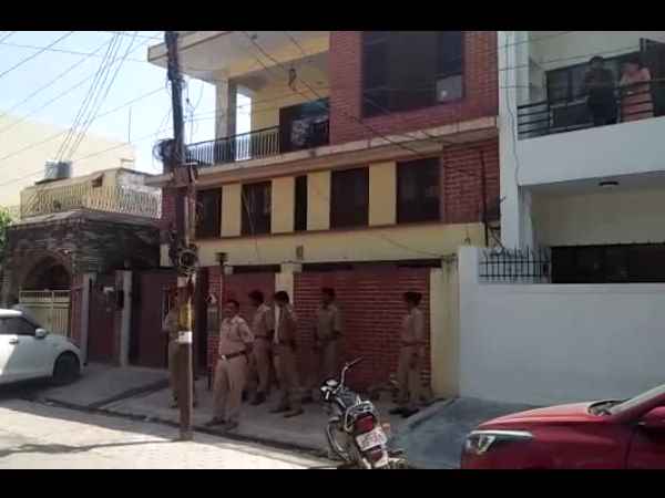 मजदूर कर्मचारी संघ के नेता का परिवार नजरबंद