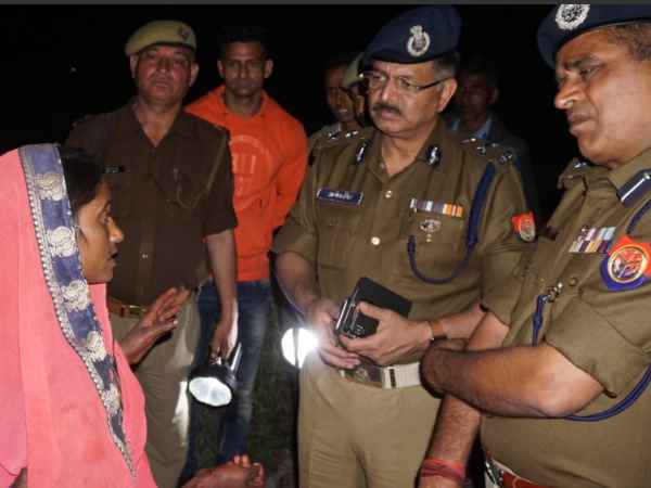 जबरदस्ती रंग लगाने घर में घुसे दबंग 