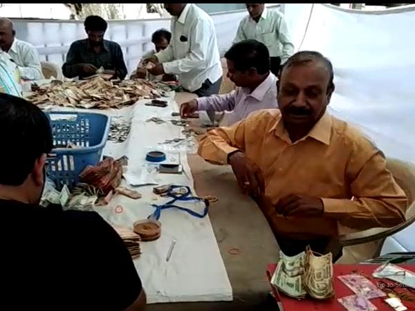 महिला से तंग आकर किया दान