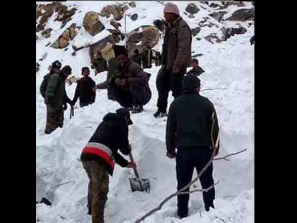 army and rescue team retrives body of one jawan from kinnaur avalanche army and rescue team retrives body of one jawan from kinnaur avalanche