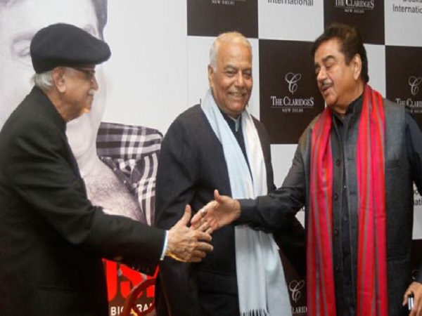 आडवाणी के कहने पर लड़ा था पहला चुनाव