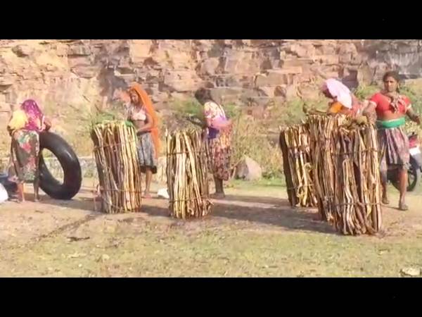 ट्यूब में हवा भरकर उसे चम्बल में डालकर जंगलों में पहुँचते हैं 