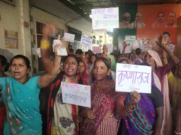 समर्थकों ने किया रोड जाम 