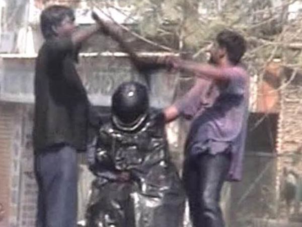 पुलिस प्रशासन के लिए चुनौती से कम नहीं जुलूस