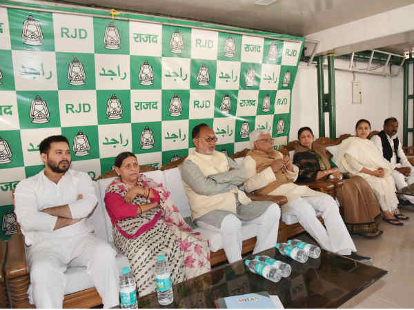 परिवार में दबदबे की 'जंग'