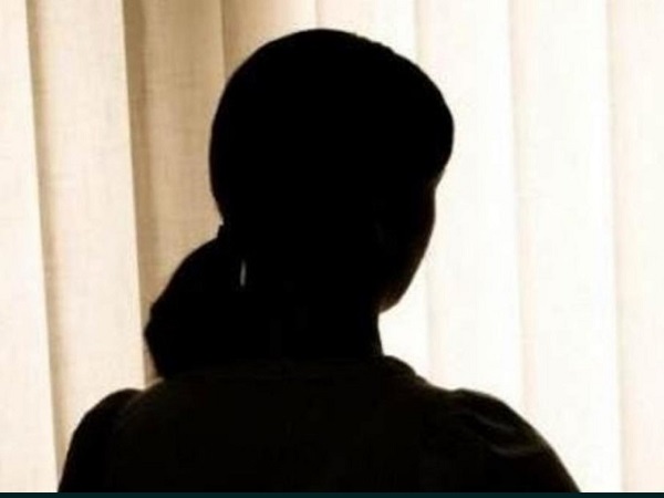 उससे निजात दिलाने के लिए पिता ने बेटी को शहर से दूर भेजा